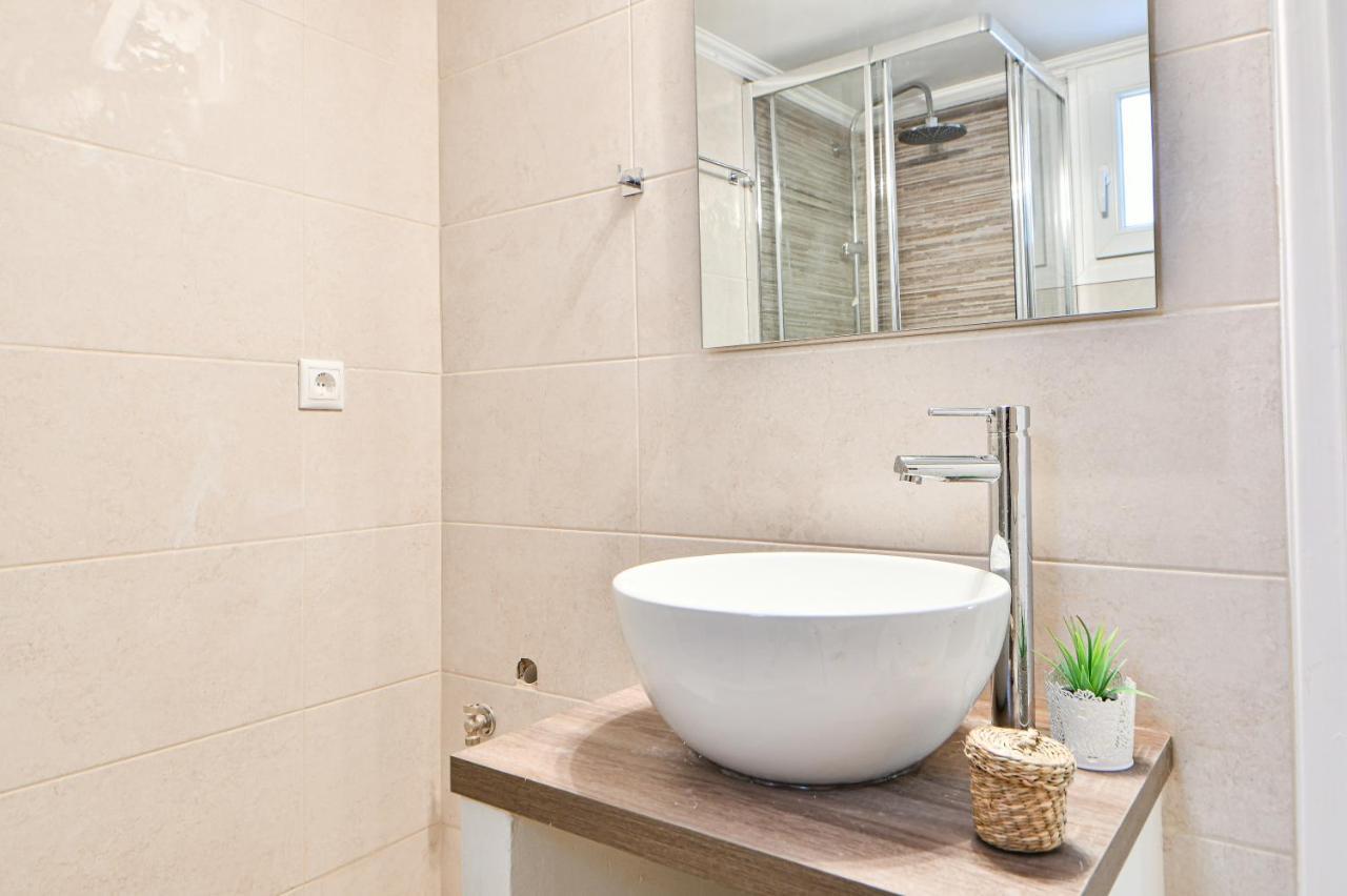 Fresh & Renovated Apartment Next To Metro Station 아테네 외부 사진